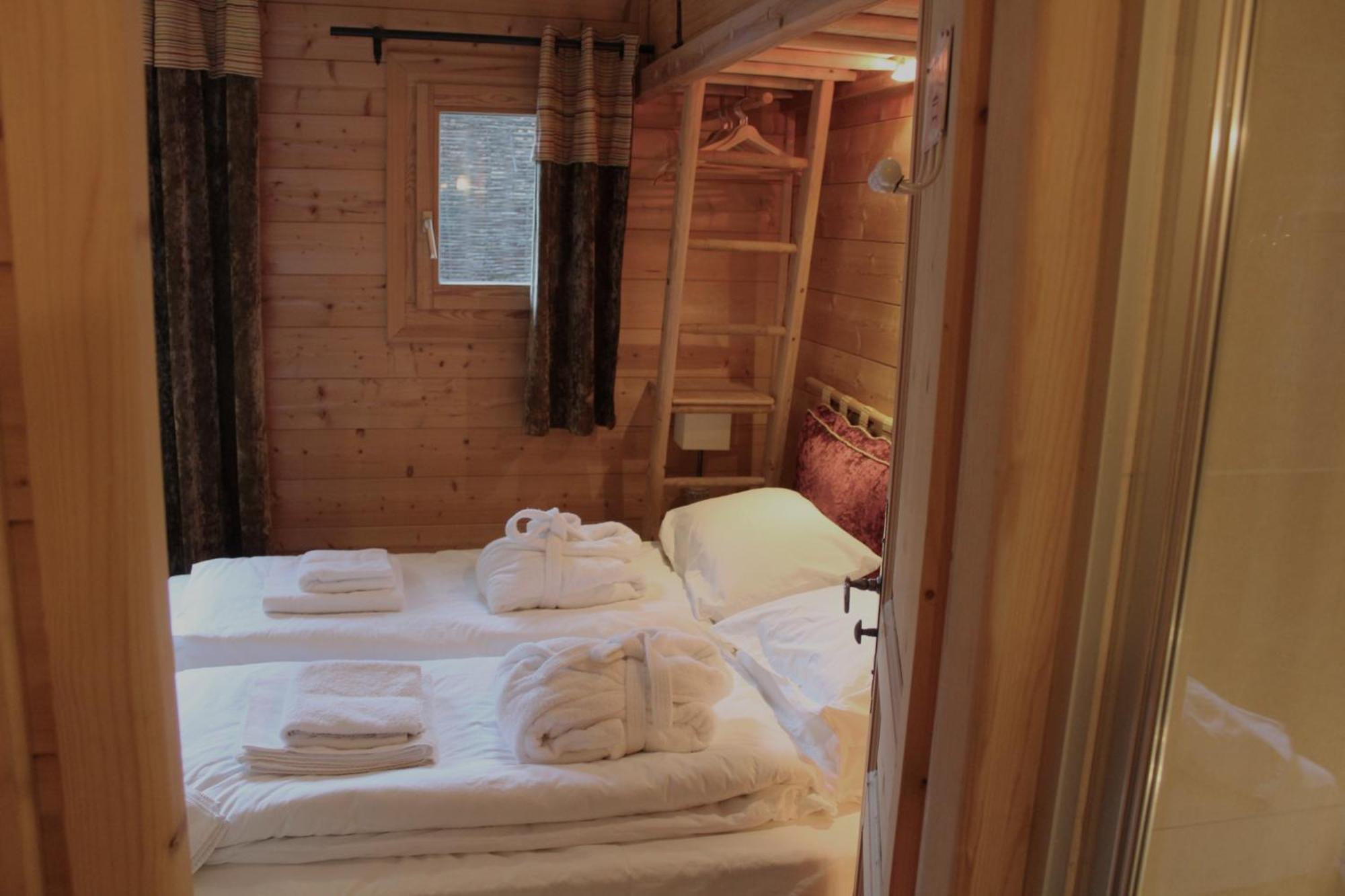 Cosy 4 Bedroom Chalet With Hot Tub Saint-Marcel  Exterior photo