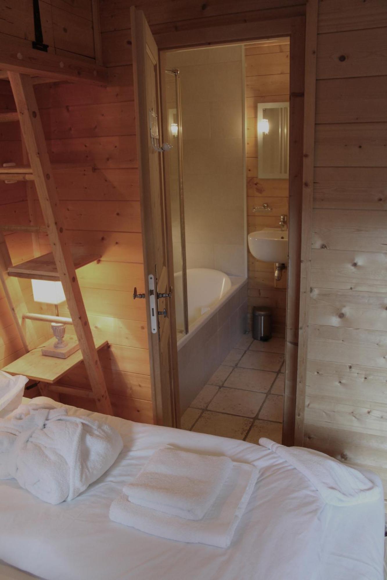 Cosy 4 Bedroom Chalet With Hot Tub Saint-Marcel  Exterior photo